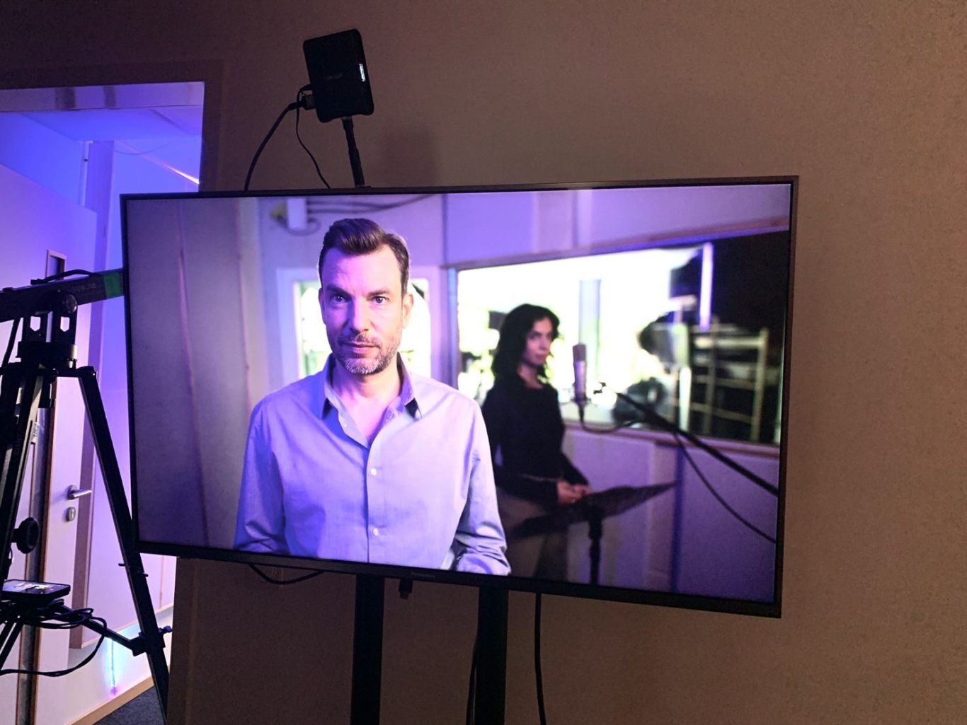 Foto vom Schauspieler Jonas Hartmann, das während der Produktion des Werbeclips entstanden ist Foto vom Schauspieler Jonas Hartmann, das während der Produktion des Werbeclips entstanden ist