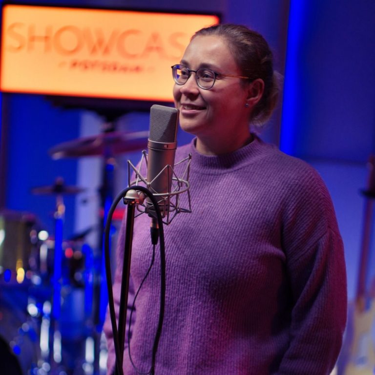 Katrin Zinke im Einsatz als Amateursprecherin im professionellen Studio Katrin Zinke im Einsatz als Amateursprecherin im professionellen Studio