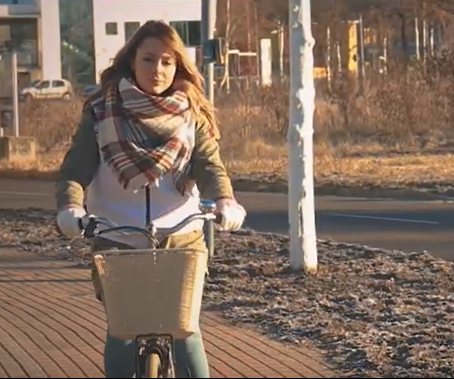Schauspielerin auf einem Fahrrad während der Dreharbeiten.