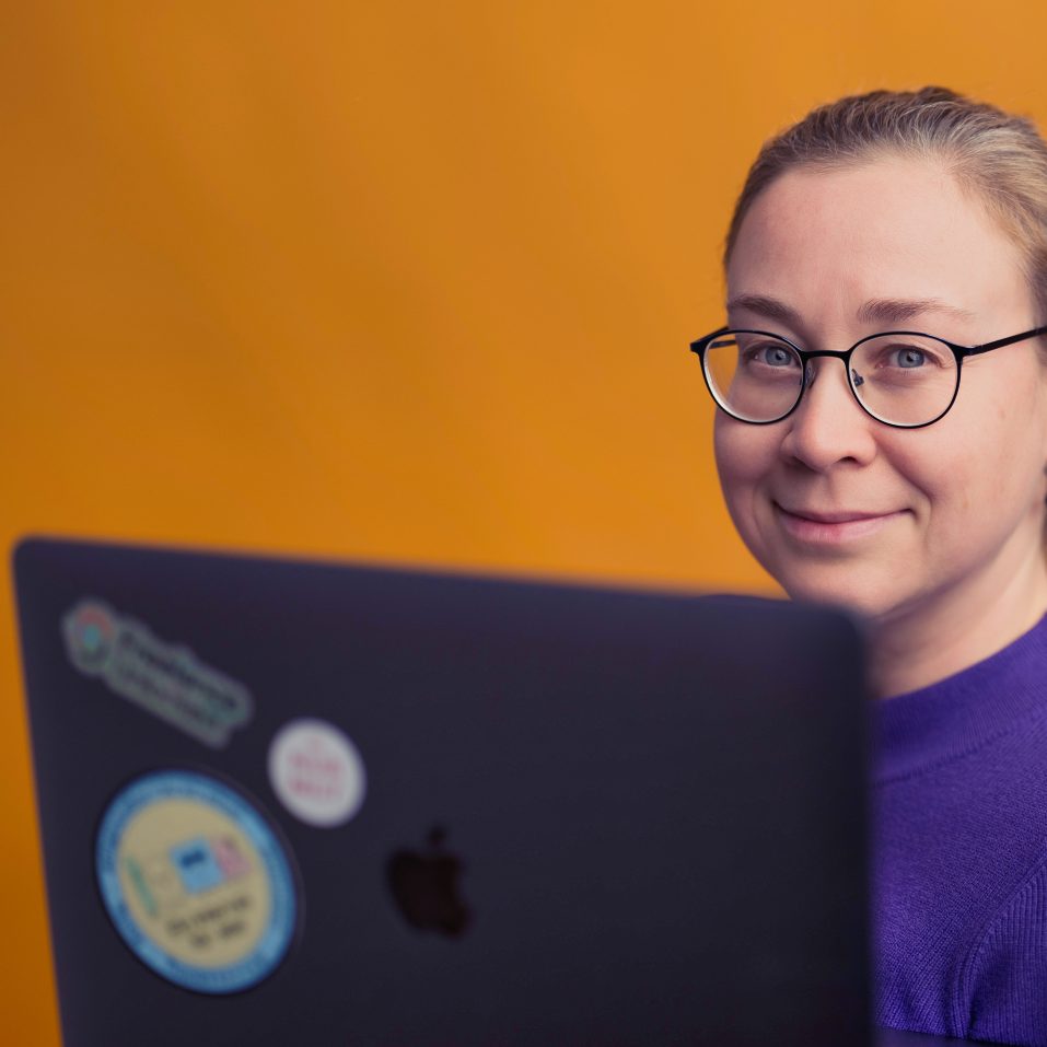 Katrin Zinke vor einem Laptop, auf dem sie gerade das Autorentool Articulate Storyline geöffnet hat. Katrin Zinke vor einem Laptop, auf dem sie gerade das Autorentool Articulate Storyline geöffnet hat.