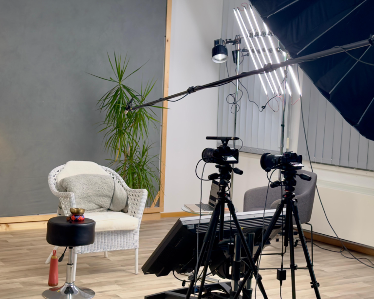 Ein beispielhaft eingerichtetes Set im Studio mit Stuhl, Mikrofone und Kameras.